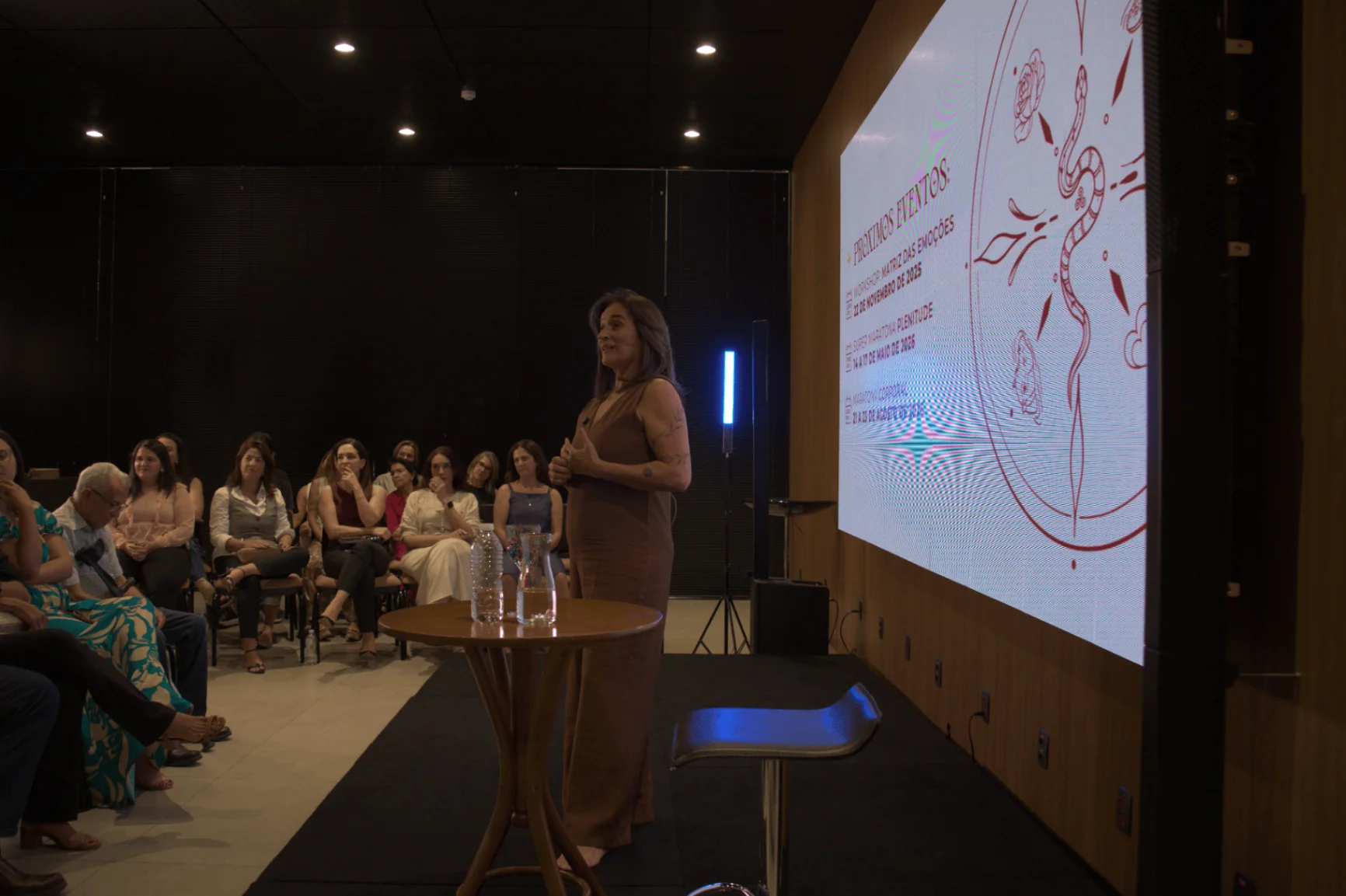 Simone Martins palestrando em um palco